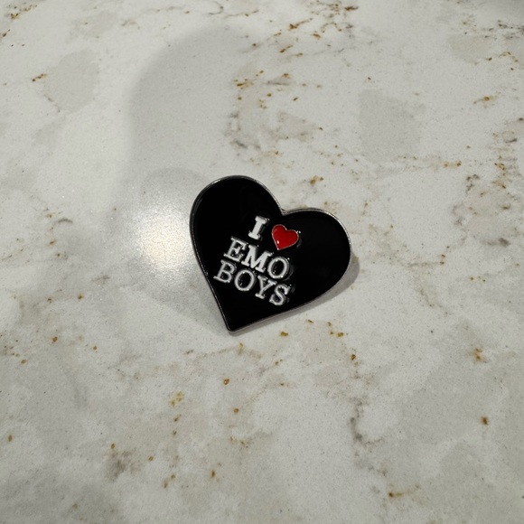 Stylish Black Heart Brooch with Red Accent ‘I love emo boys’ Enamel Pin - Picture 1 of 1